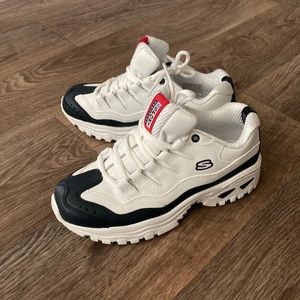 Sketchers women’s energy sneakers size is 7.5. Worn one time.